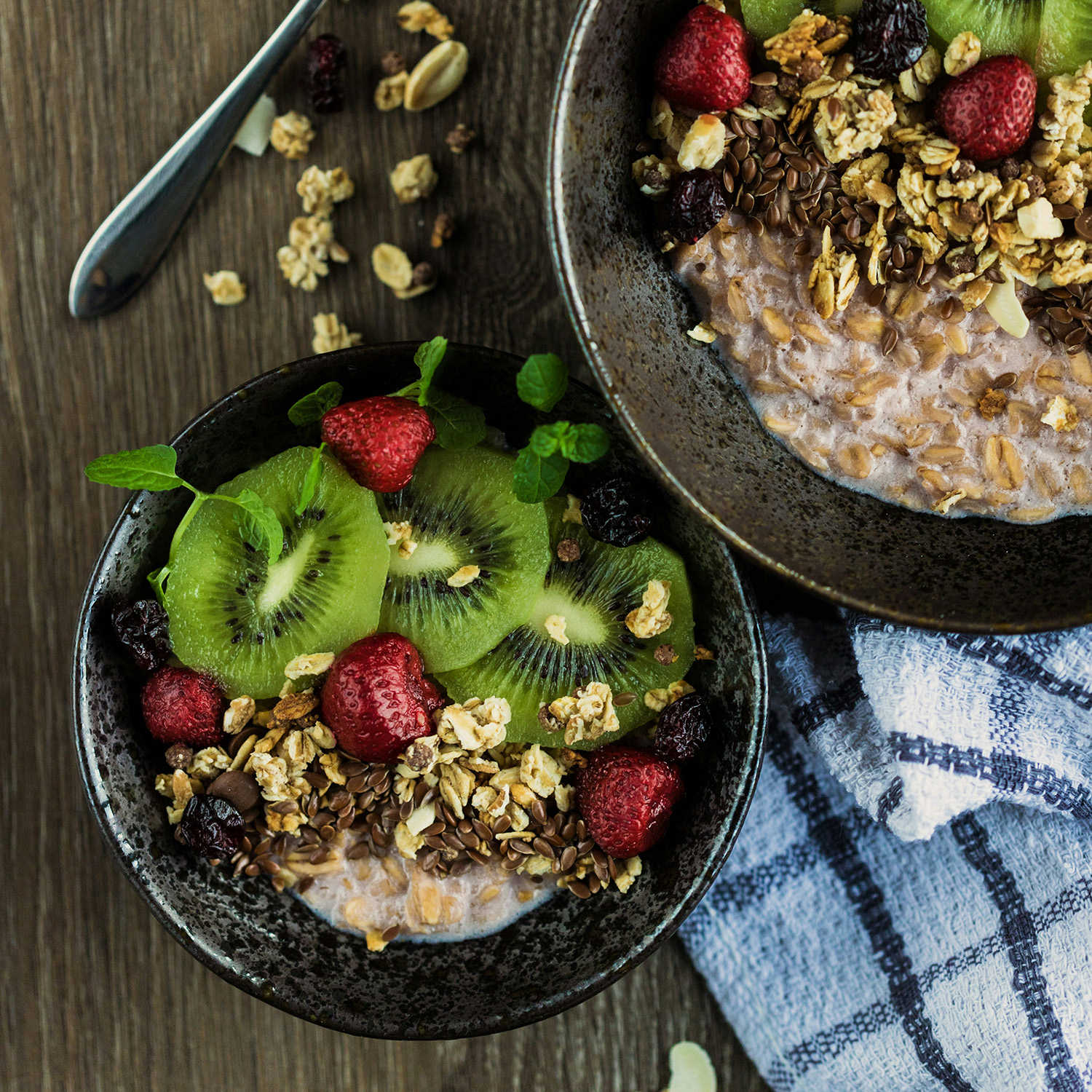 Ciotole con frutta cereali e latte