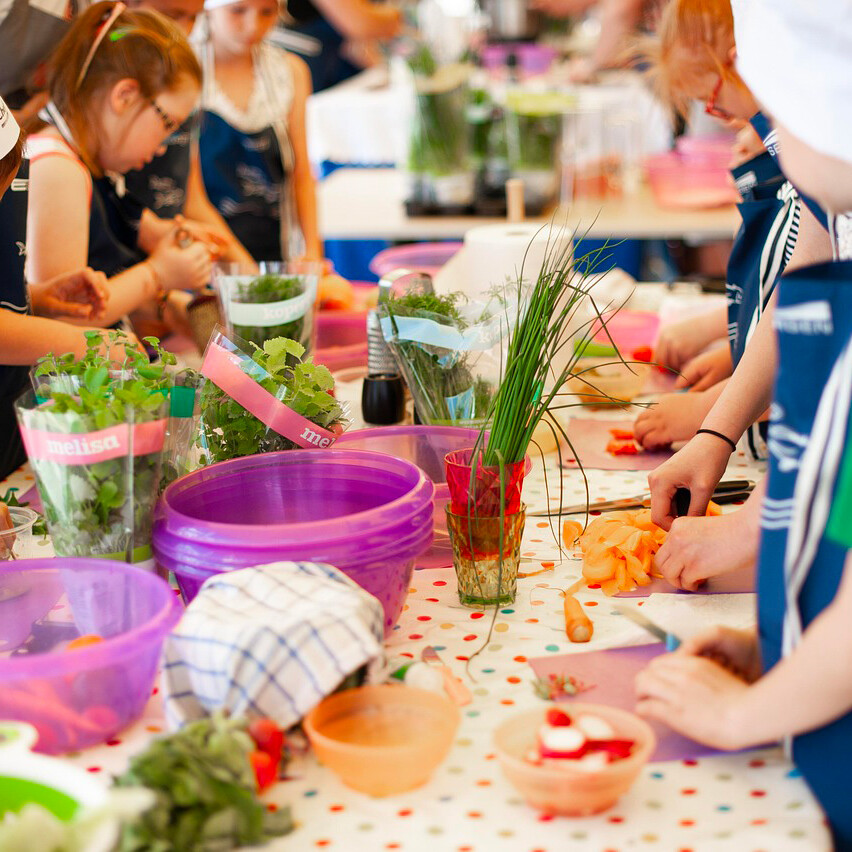 Bambini che stanno partecipando ad un laboratorio dedicato alla cucina e l'alimentazione